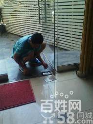 新街口玻璃门下沉关不上了维修，门禁的磁铁吸不上维修