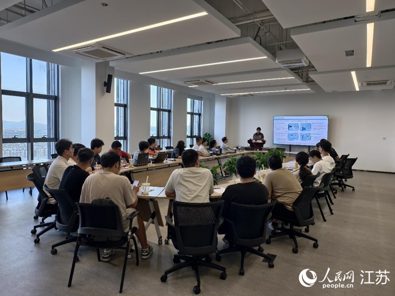 冯紫嵚在组会上做课题阶段性成果展示。人民网记者 马晓波摄