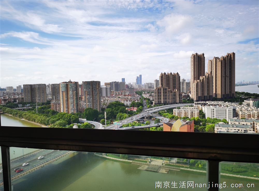 出租世茂3房2厅2卫、地暖和SUV车位的精装房