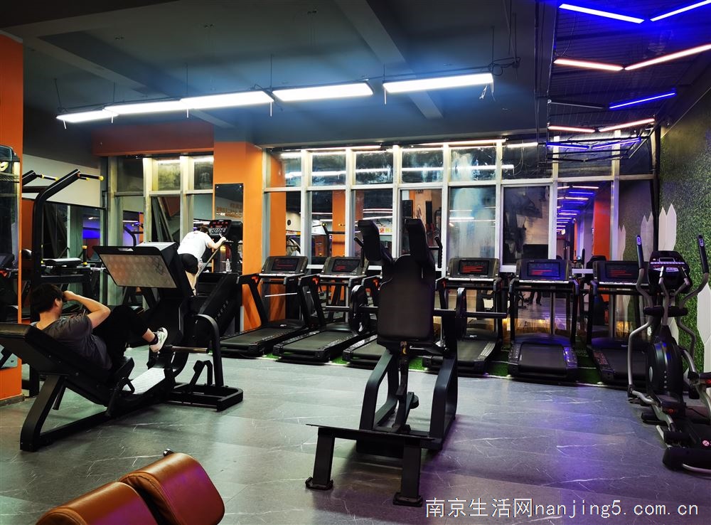 优价转让临街精装、带会员和品牌器材的健身房